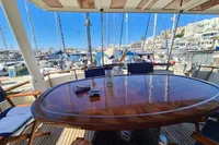Luxurious 2001 Trader 535 Signature yacht deck with marina view, featuring a polished wooden table.