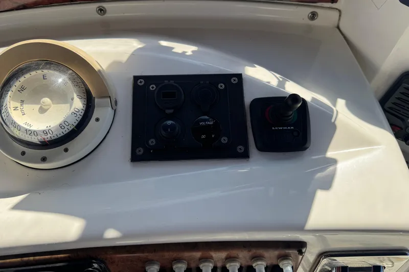  Yacht Photos Pics 2005 Silverton 43 Motor Yacht dashboard with compass and control panel.