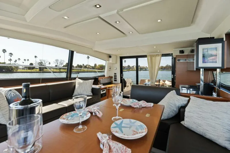 Solid Asset W/ Seakeeper Yacht Photos Pics Dinette