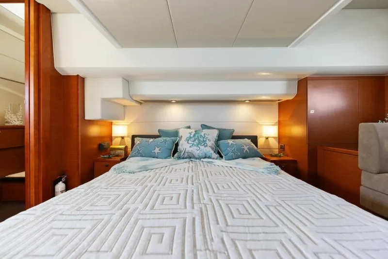 Solid Asset W/ Seakeeper Yacht Photos Pics Master Stateroom