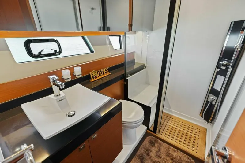 Solid Asset W/ Seakeeper Yacht Photos Pics Guest Head