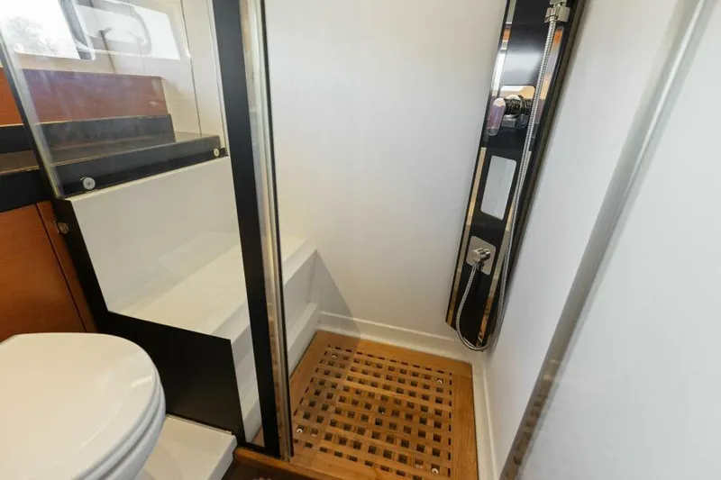 Solid Asset W/ Seakeeper Yacht Photos Pics Guest Head