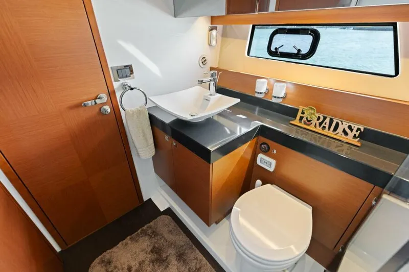 Solid Asset W/ Seakeeper Yacht Photos Pics Guest Head