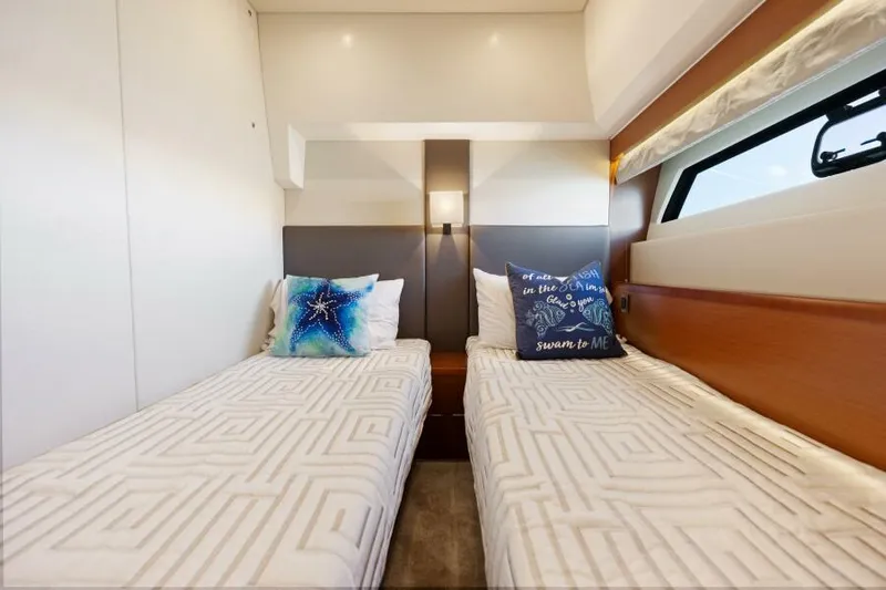 Solid Asset W/ Seakeeper Yacht Photos Pics Guest Stateroom