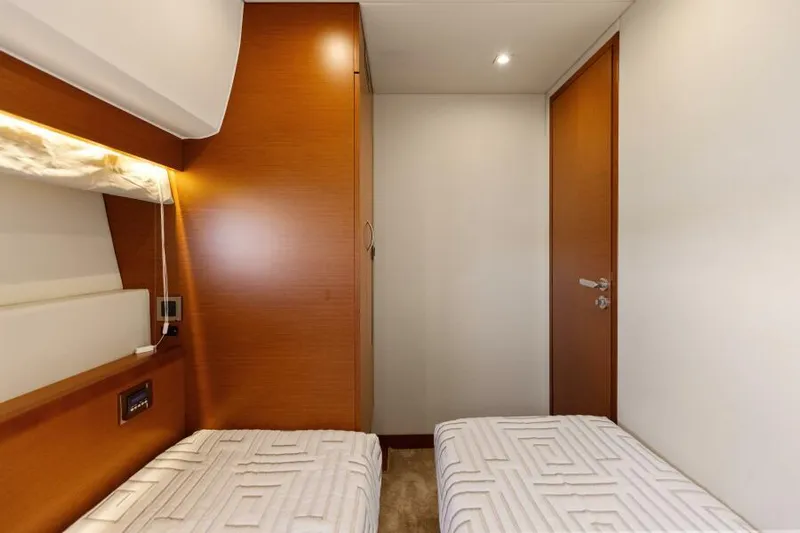 Solid Asset W/ Seakeeper Yacht Photos Pics Guest Stateroom