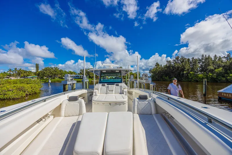 2022 425 Yamahas Yacht Photos Pics 2019 HCB 53 Sue&ntilde;os luxury boat docked under a vibrant blue sky.
