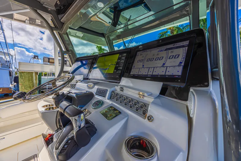 2022 425 Yamahas Yacht Photos Pics Helm of 2019 HCB 53 Sue&ntilde;os boat with advanced navigation displays and controls.