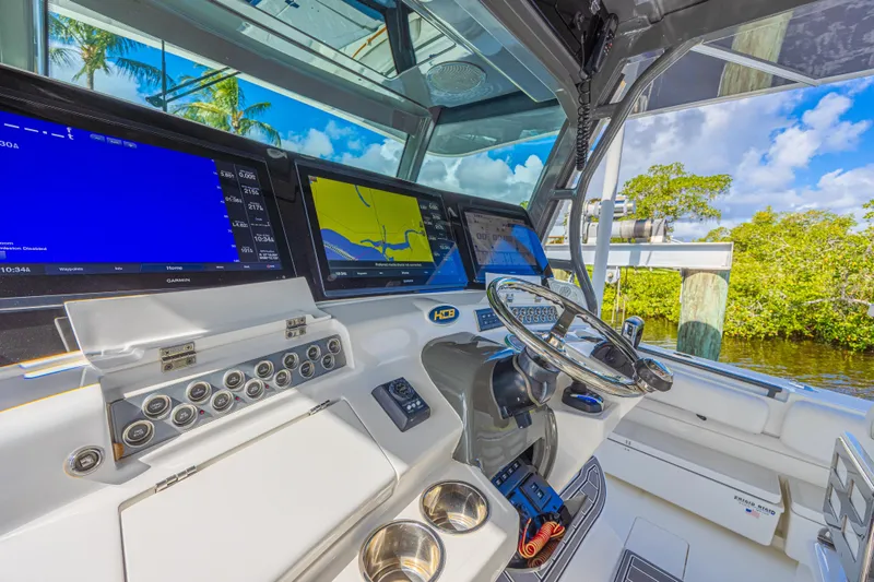 2022 425 Yamahas Yacht Photos Pics Helm of 2019 HCB 53 Sue&ntilde;os boat with advanced navigation displays.