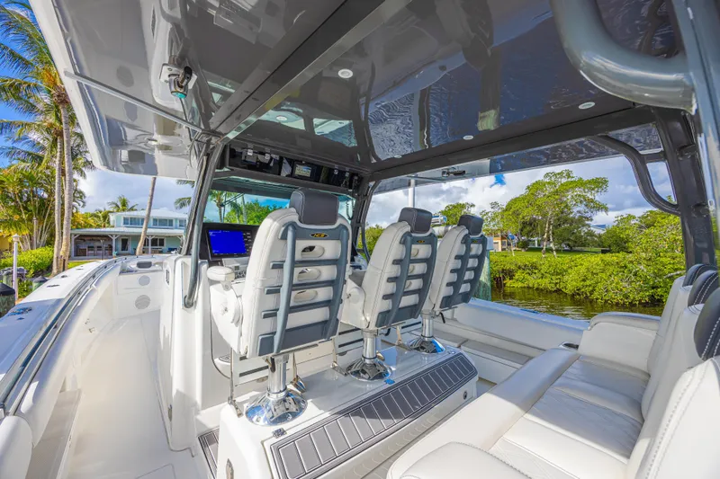 2022 425 Yamahas Yacht Photos Pics 2019 HCB 53 Sue&ntilde;os luxury boat interior with sleek seating and modern design.