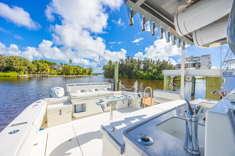 2022 425 Yamahas Yacht Photos Pics 2019 HCB 53 Sue&ntilde;os boat interior with scenic river view and blue sky.