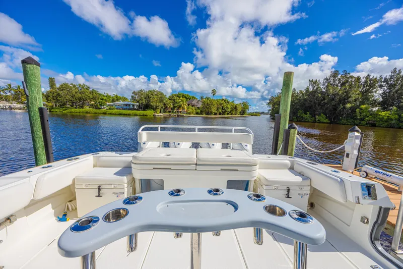2022 425 Yamahas Yacht Photos Pics 2019 HCB 53 Sue&ntilde;os boat docked on a scenic river under a vibrant blue sky.