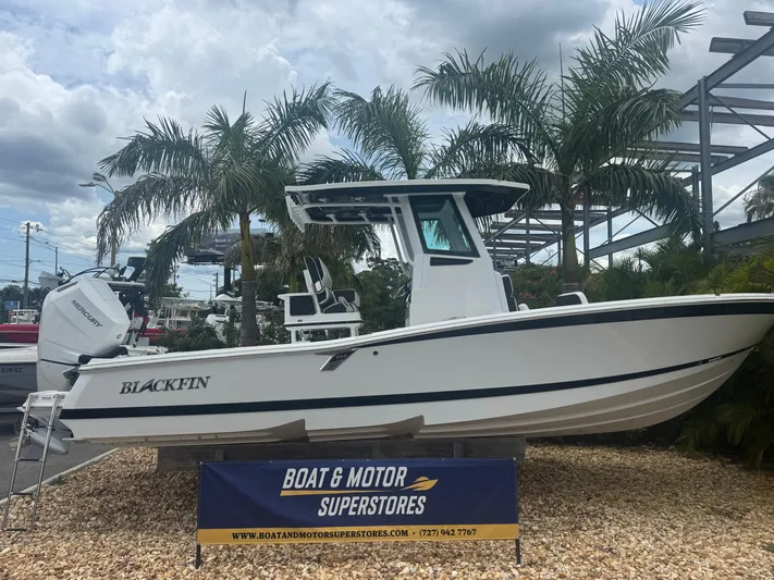  Yacht Photos Pics 2026 Blackfin 262 HB boat displayed at Boat & Motor Superstores, surrounded by palm trees.