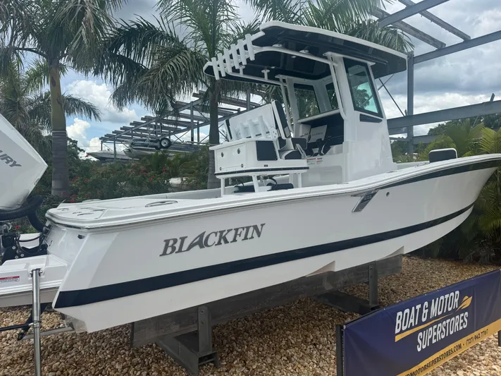  Yacht Photos Pics 2026 Blackfin 262 HB boat displayed outdoors with palm trees in the background.