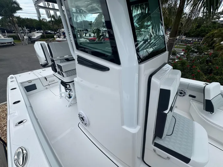  Yacht Photos Pics 2026 Blackfin 262 HB boat with sleek design, white exterior, and modern seating.