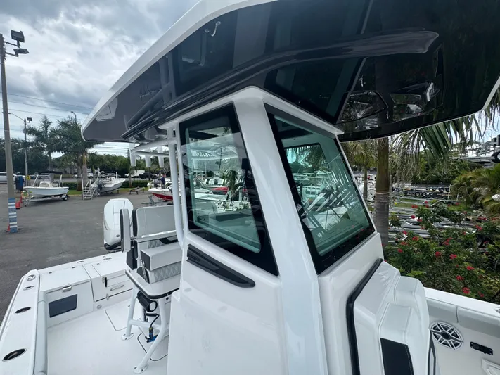  Yacht Photos Pics 2026 Blackfin 262 HB boat with sleek design and modern features, docked outdoors.