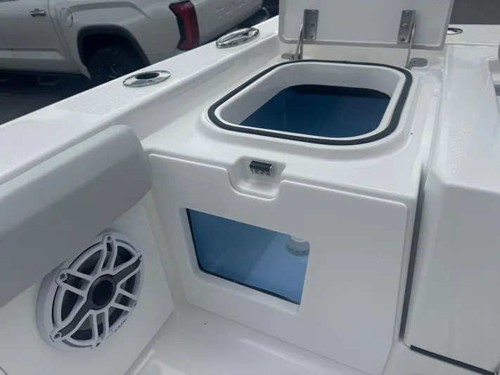  Yacht Photos Pics 2026 Blackfin 262 HB boat with livewell and speaker detail.