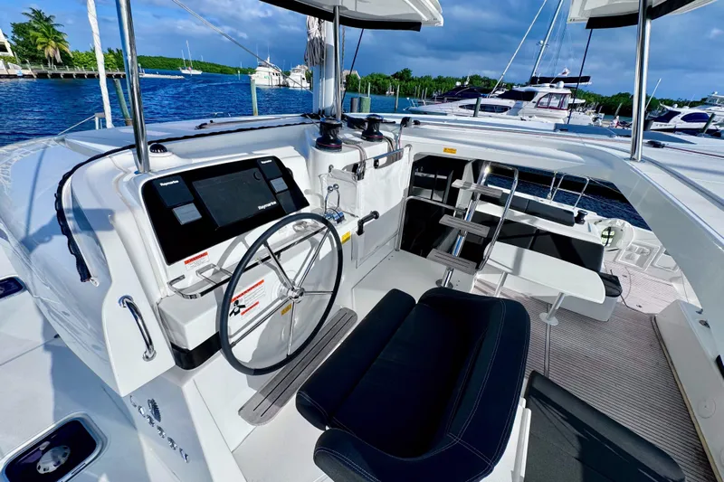  Yacht Photos Pics loaded helm station with 360 degree visibility