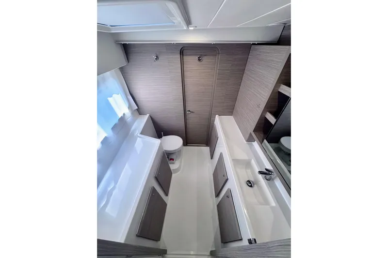  Yacht Photos Pics owner's suite bathroom