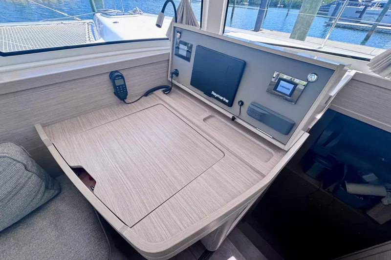  Yacht Photos Pics Navigation station