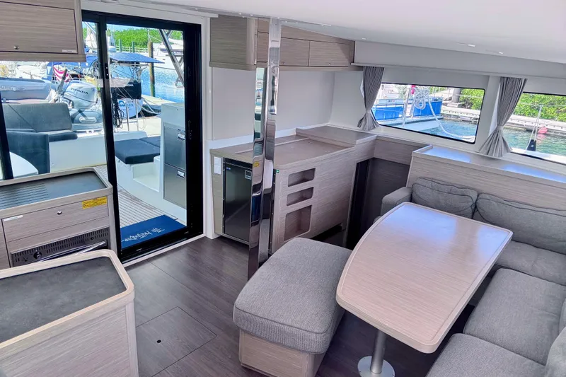  Yacht Photos Pics 360 degree salon visibility