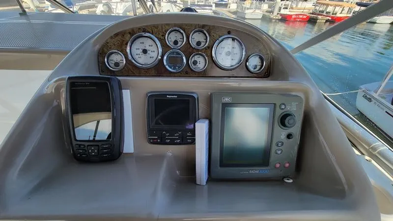 Hawley's Haven Yacht Photos Pics Dashboard of 2001 Bayliner 2855 Ciera with navigation instruments and gauges at marina.