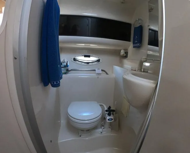 Hawley's Haven Yacht Photos Pics 2001 Bayliner 2855 Ciera boat bathroom with toilet, sink, and blue towel.