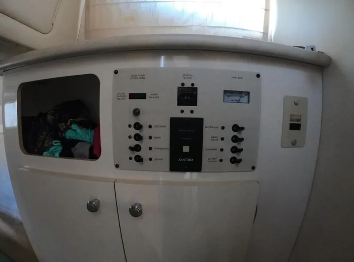 Hawley's Haven Yacht Photos Pics Control panel inside a 2001 Bayliner 2855 Ciera boat cabin.