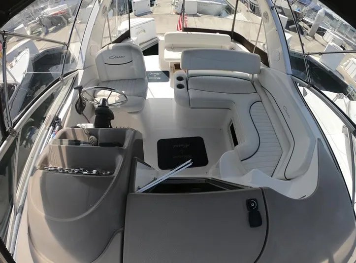 Hawley's Haven Yacht Photos Pics 2001 Bayliner 2855 Ciera boat interior with steering wheel and seating area.