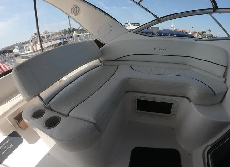 Hawley's Haven Yacht Photos Pics 2001 Bayliner 2855 Ciera boat interior with cushioned seating and cup holders.
