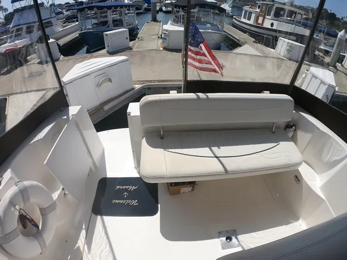 Hawley's Haven Yacht Photos Pics 2001 Bayliner 2855 Ciera boat interior with seating and American flag at marina.