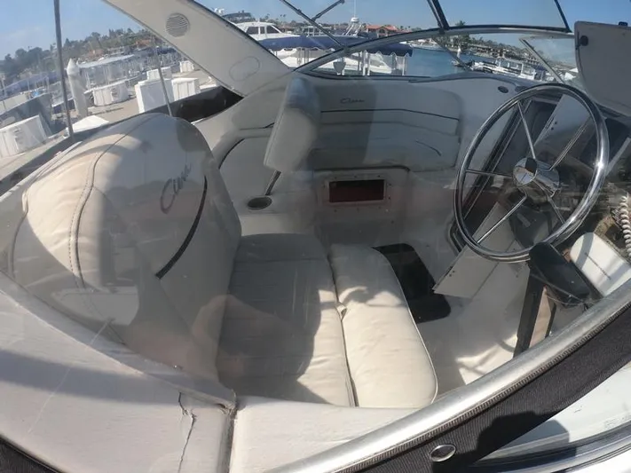 Hawley's Haven Yacht Photos Pics 2001 Bayliner 2855 Ciera boat interior with steering wheel and seating.
