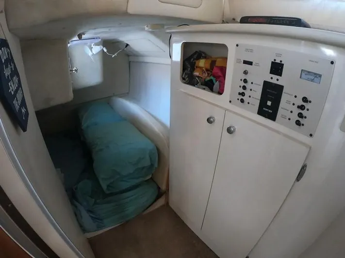 Hawley's Haven Yacht Photos Pics 2001 Bayliner 2855 Ciera cabin interior with control panel and sleeping area.