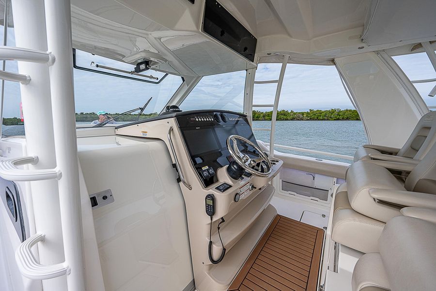 2019 Boston Whaler 420 Outrage