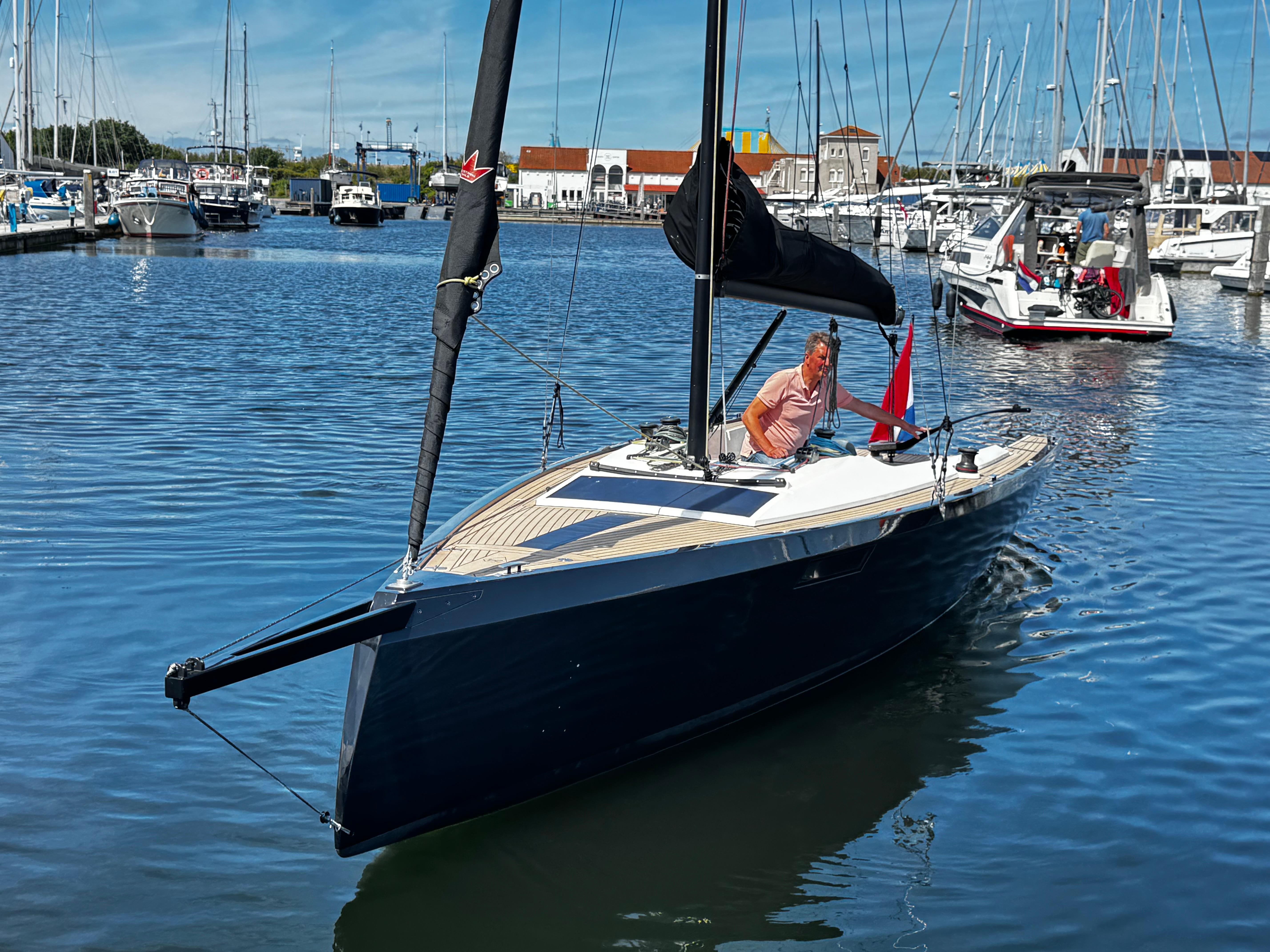 2023 Saffier SE 24 Lite sailboat in a marina, featuring sleek design and modern rigging.
