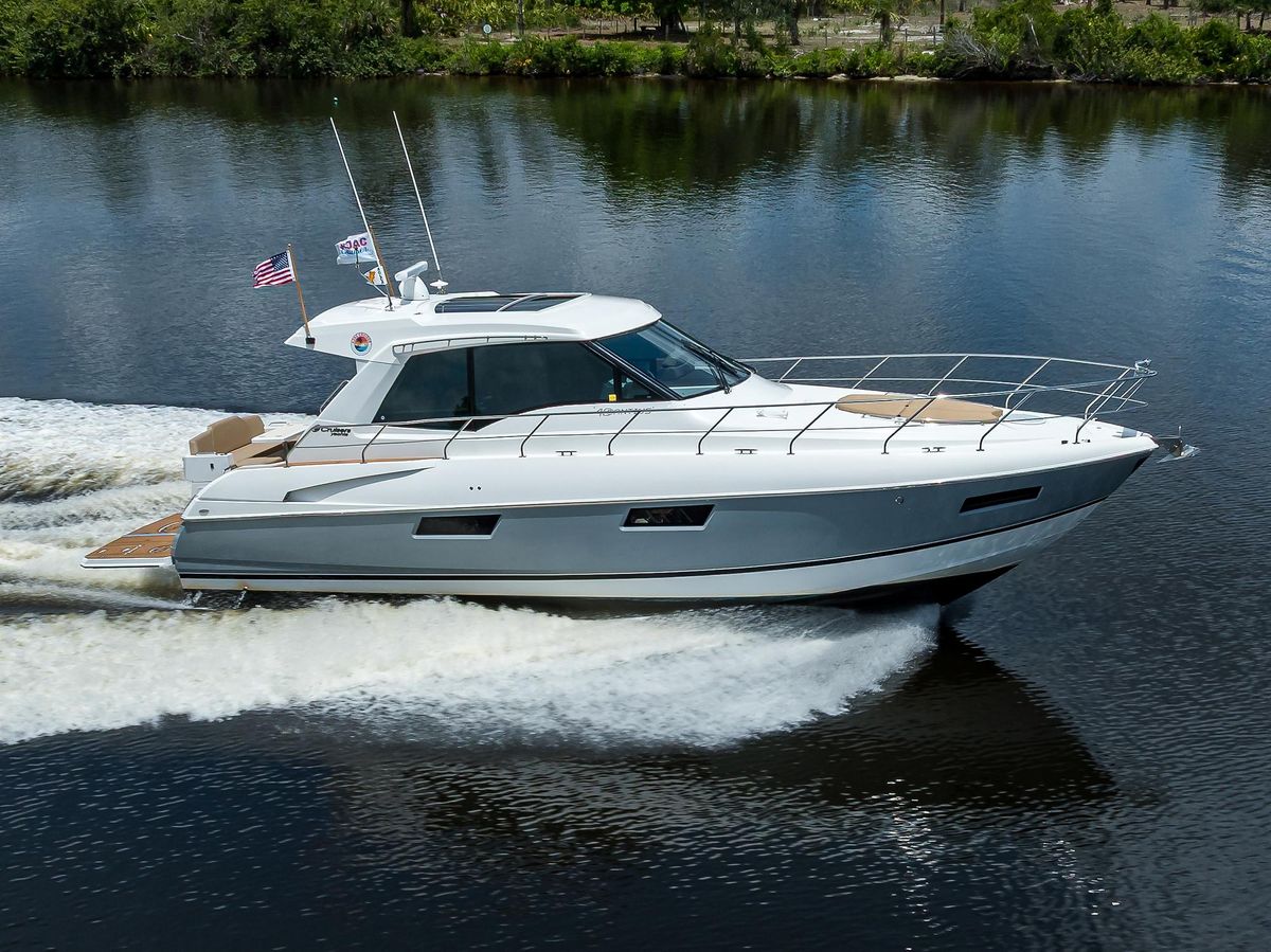 2015 Cruisers Yachts 48 