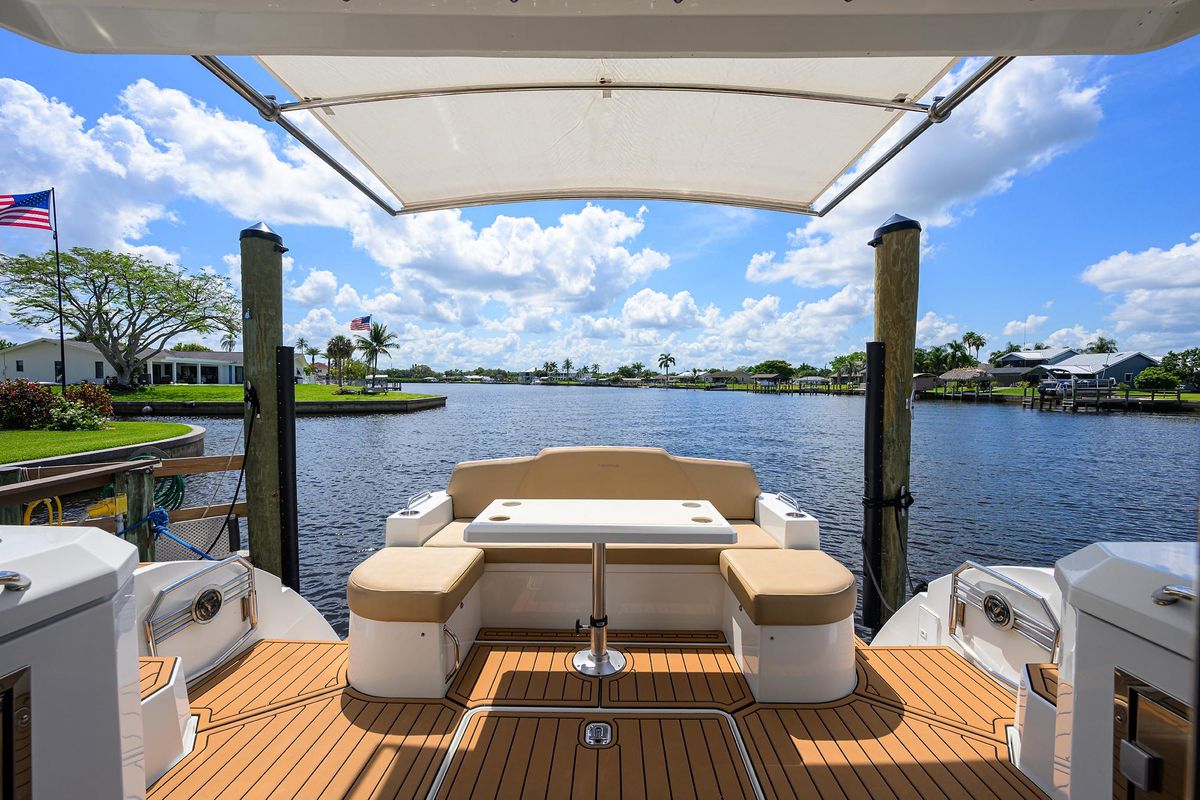 2015 Cruisers Yachts 48 