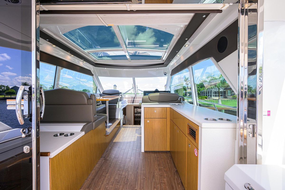2015 Cruisers Yachts 48 