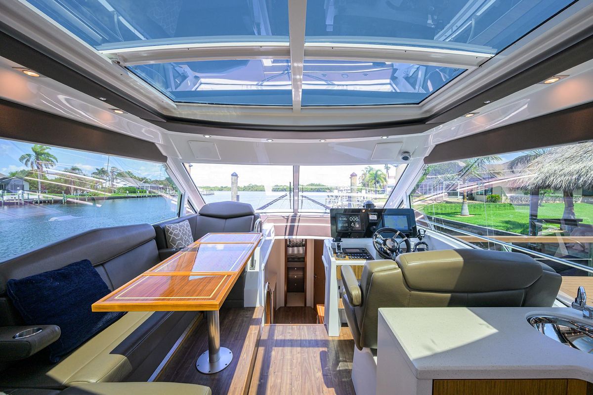 2015 Cruisers Yachts 48 