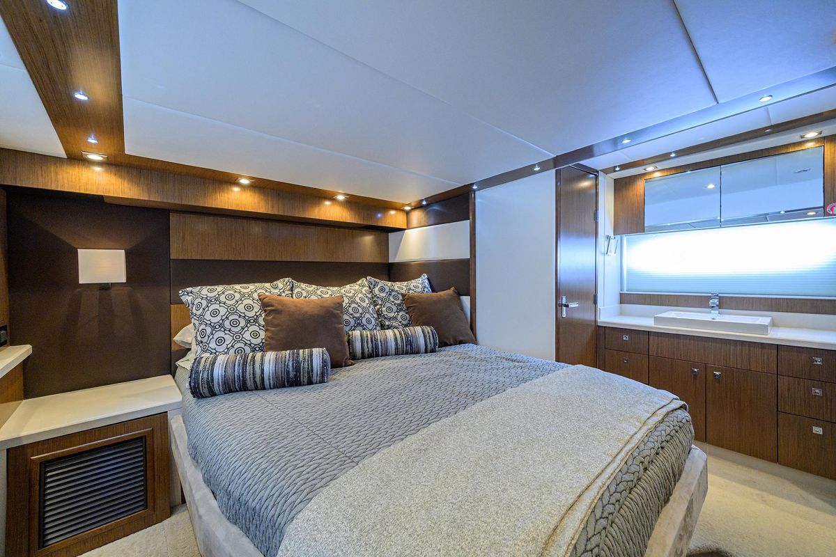 2015 Cruisers Yachts 48 