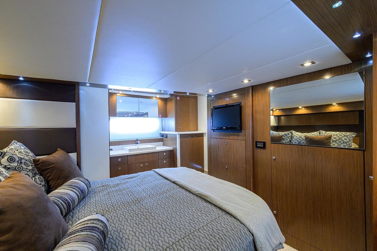 2015 Cruisers Yachts 48 