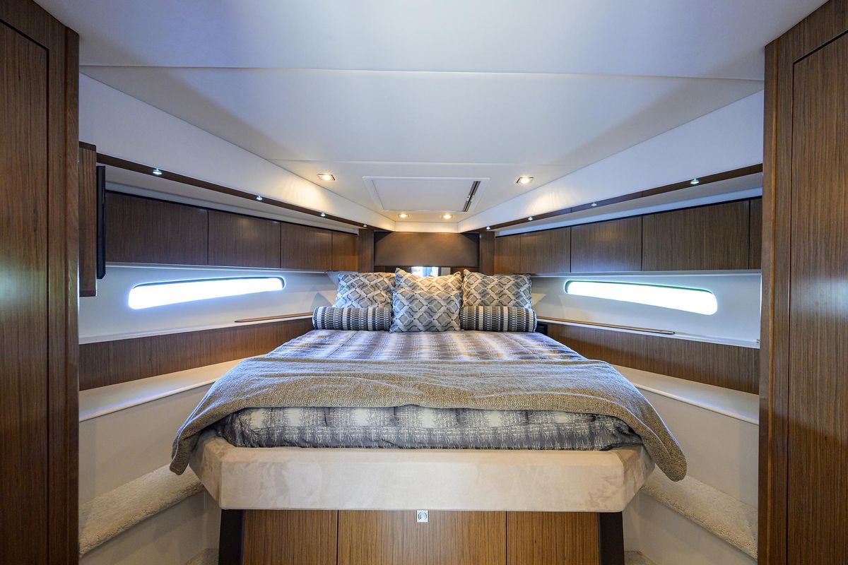 2015 Cruisers Yachts 48 