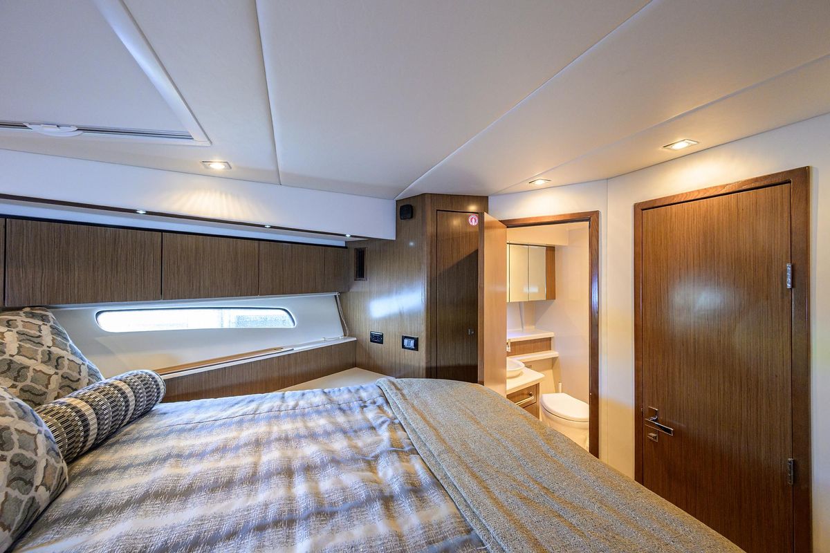 2015 Cruisers Yachts 48 