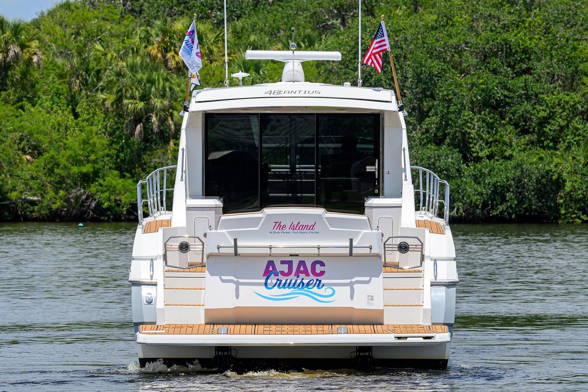 2015 Cruisers Yachts 48 