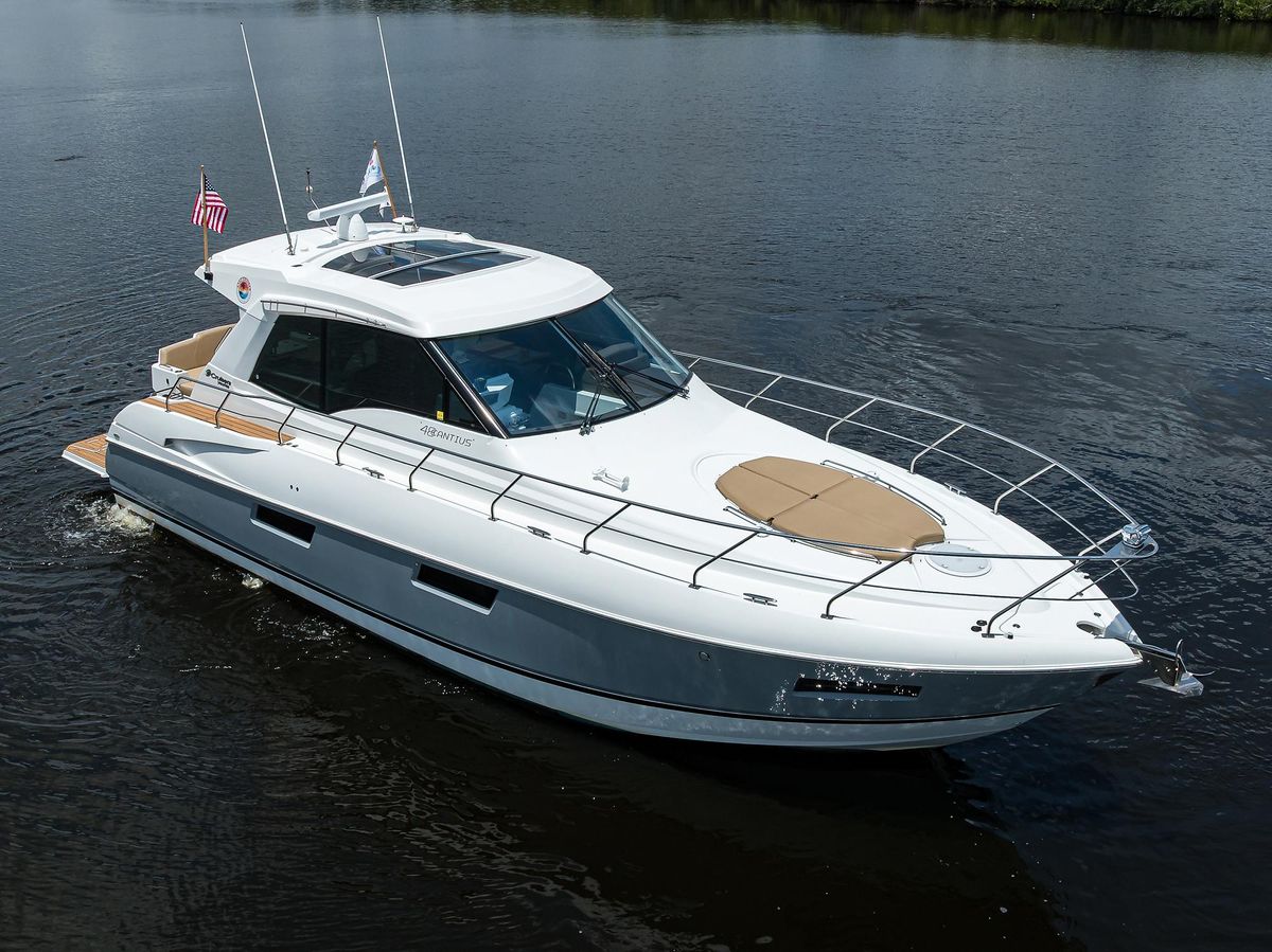 2015 Cruisers Yachts 48 
