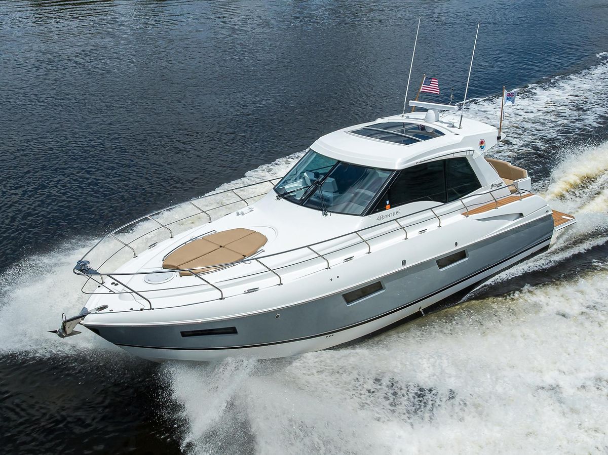 2015 Cruisers Yachts 48 