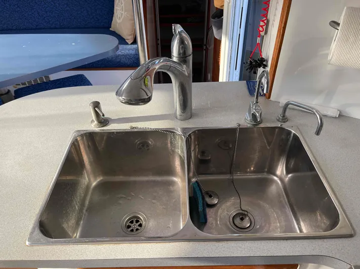 Galileo Yacht Photos Pics Double sink in a 2000 Manta 42 Catamaran kitchen area.
