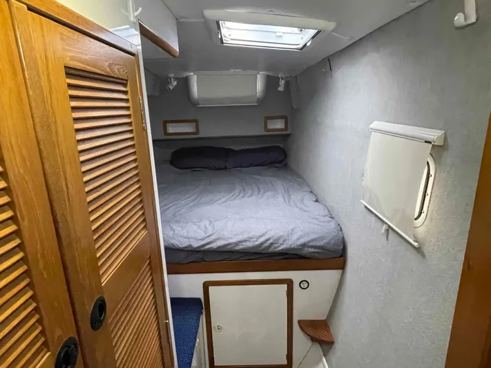 Galileo Yacht Photos Pics Cozy bedroom in 2000 Manta 42 Catamaran with skylight and wooden accents.
