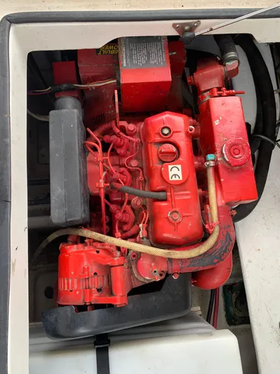  Yacht Photos Pics Engine compartment of a 2000 Bayliner 3988, featuring a red marine engine.