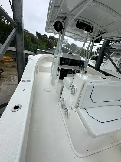  Yacht Photos Pics 2002 Ocean Master 31 Center Console boat with spacious deck and seating.
