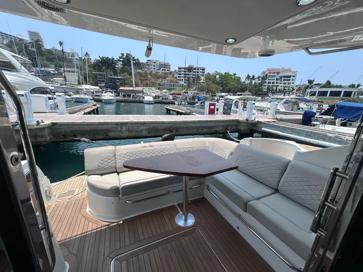 Here & Now 2017 Sea Ray 510 Fly @ Acapulco Yacht Photos Pics Luxurious 2017 Sea Ray Fly 510 yacht with elegant seating at a marina.